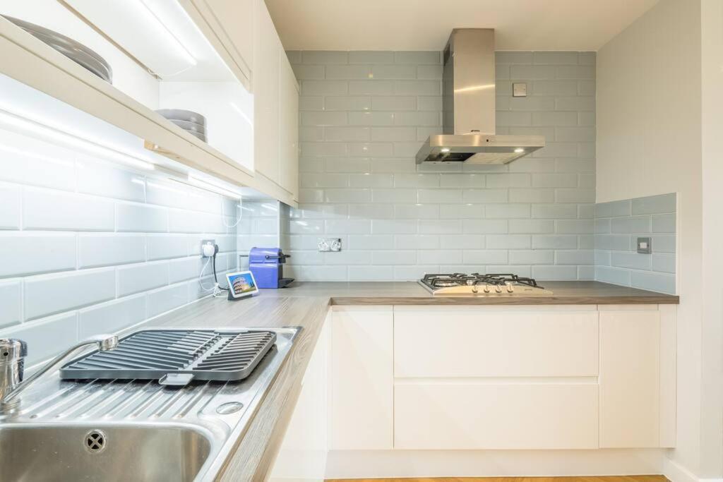 Executive 2Br Apartment Next To Station + Parking CBG Exterior foto