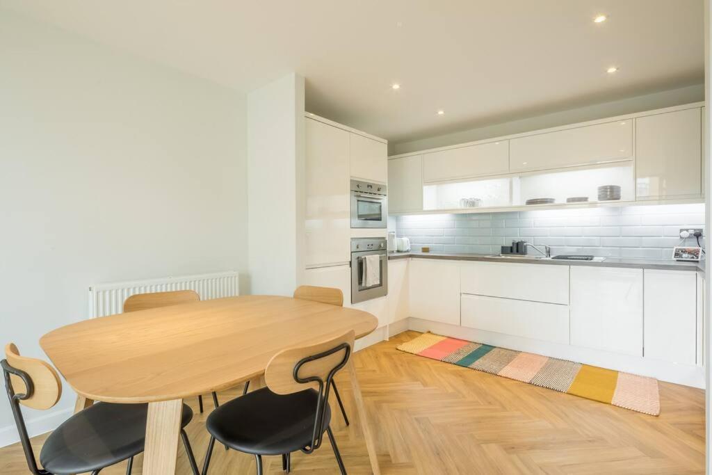 Executive 2Br Apartment Next To Station + Parking CBG Exterior foto